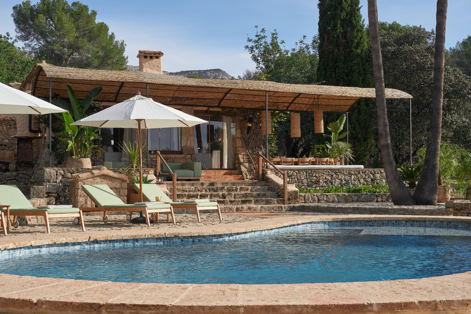 Casa Tosca outdoors and pool area. A Mediterranean villa for sale in one of the most tranquil areas of the Costa Blanca, Spain.